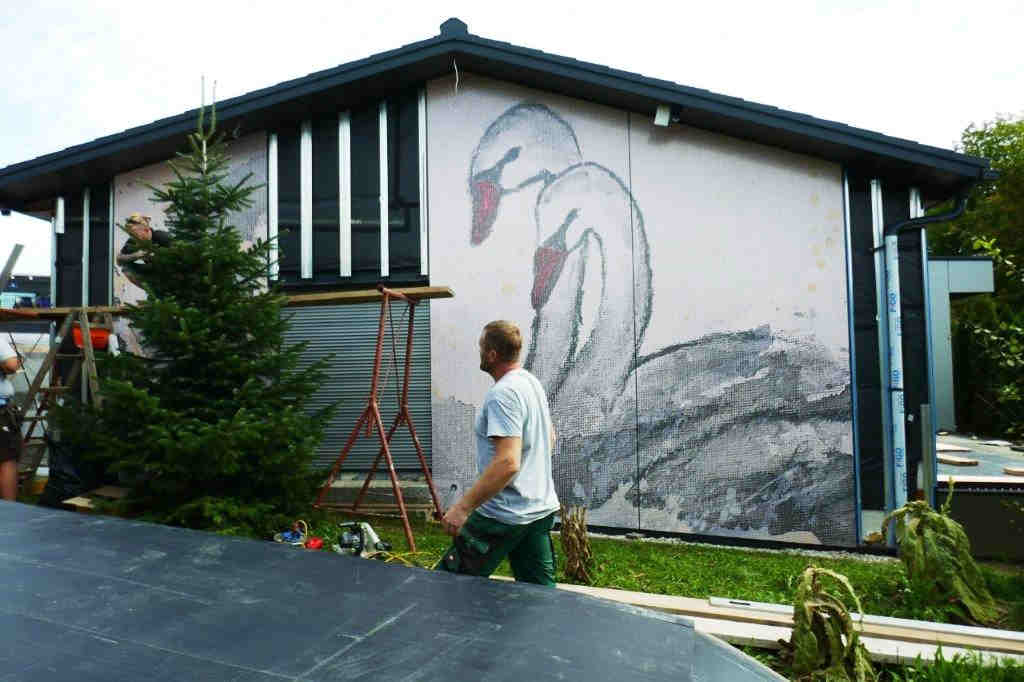 Wie ein Schwanenpaar auf einer Fassade zum Blickfang wird Abstrakte Bilder & moderne Auftragsmalerei