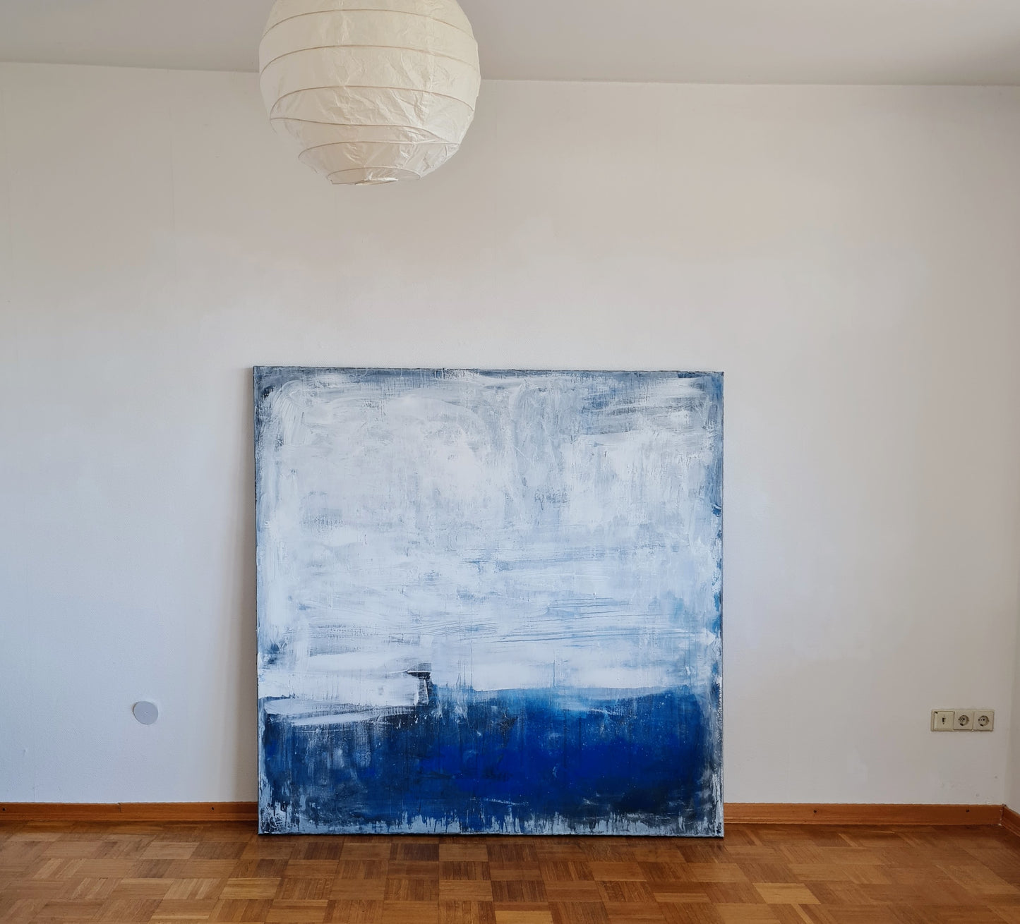 Eine abstrakte vorhandene Malerei in Blau Weiß - direkt versandfertig