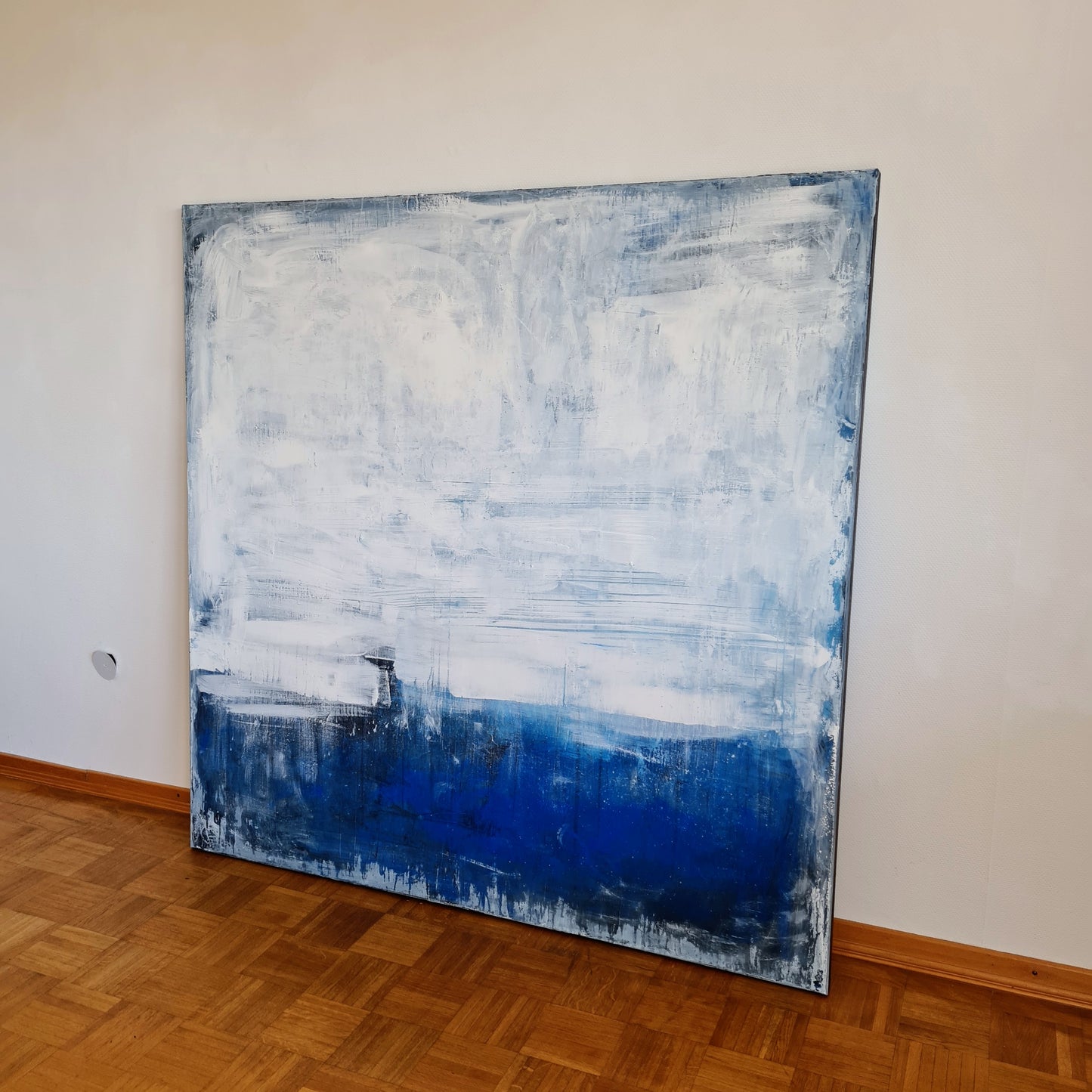 Eine abstrakte vorhandene Malerei in Blau Weiß - direkt versandfertig