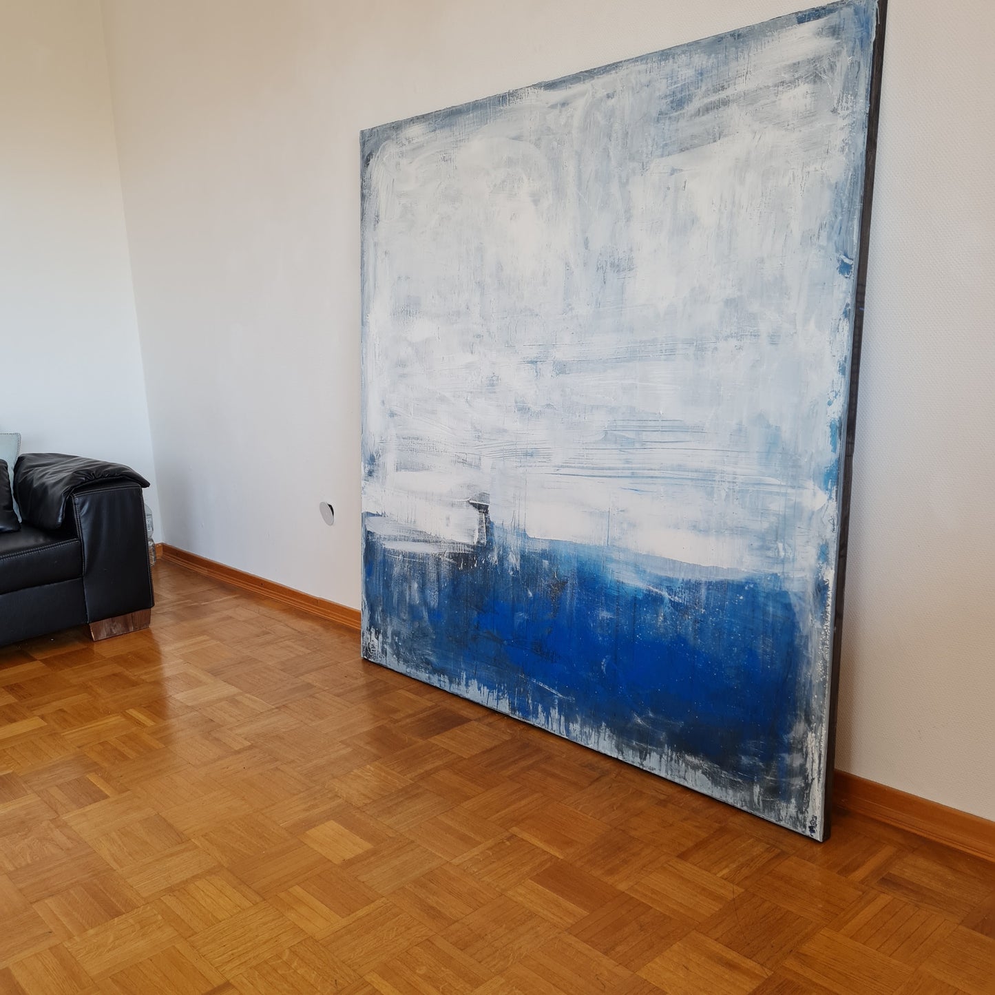 Eine abstrakte vorhandene Malerei in Blau Weiß - direkt versandfertig