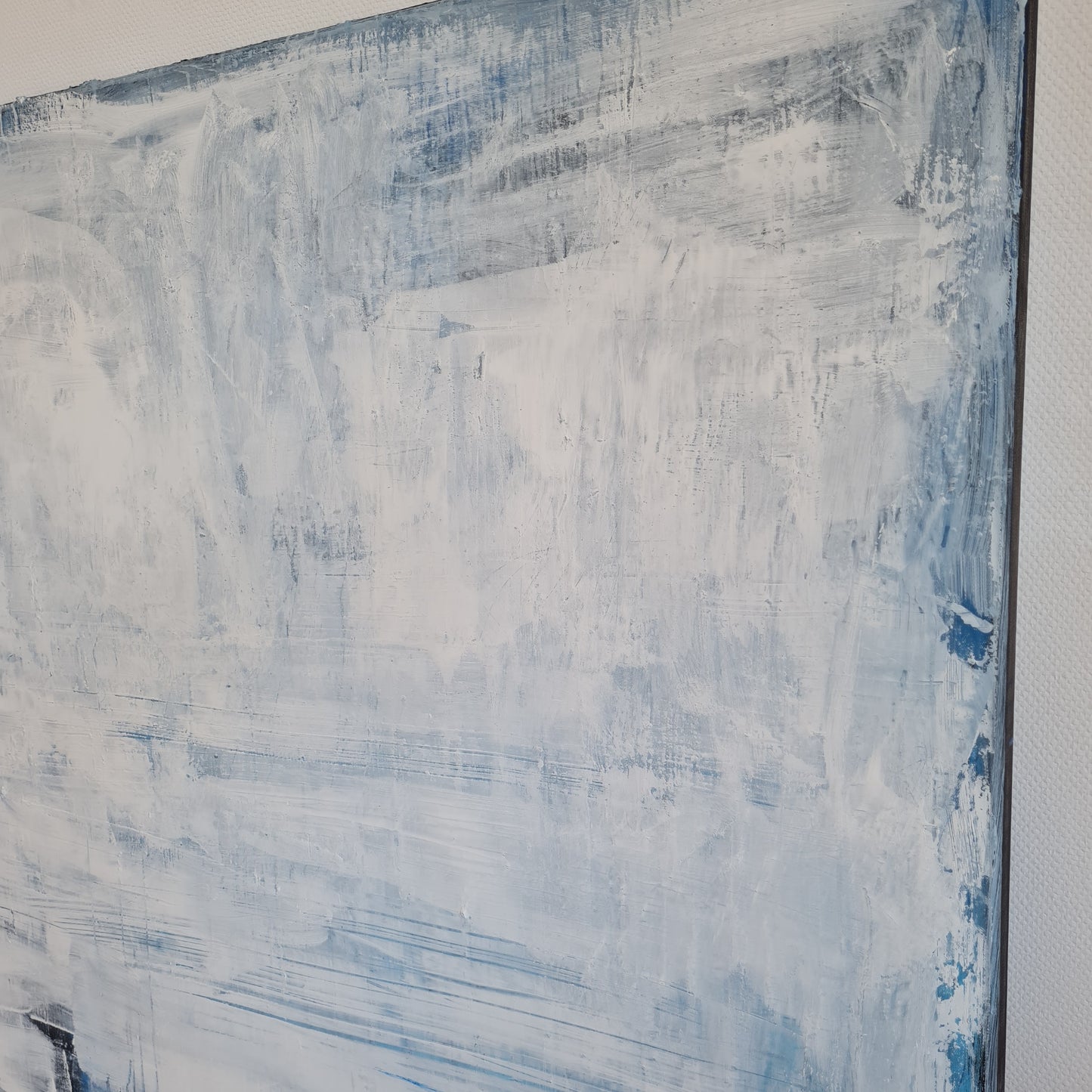 Eine abstrakte vorhandene Malerei in Blau Weiß - direkt versandfertig