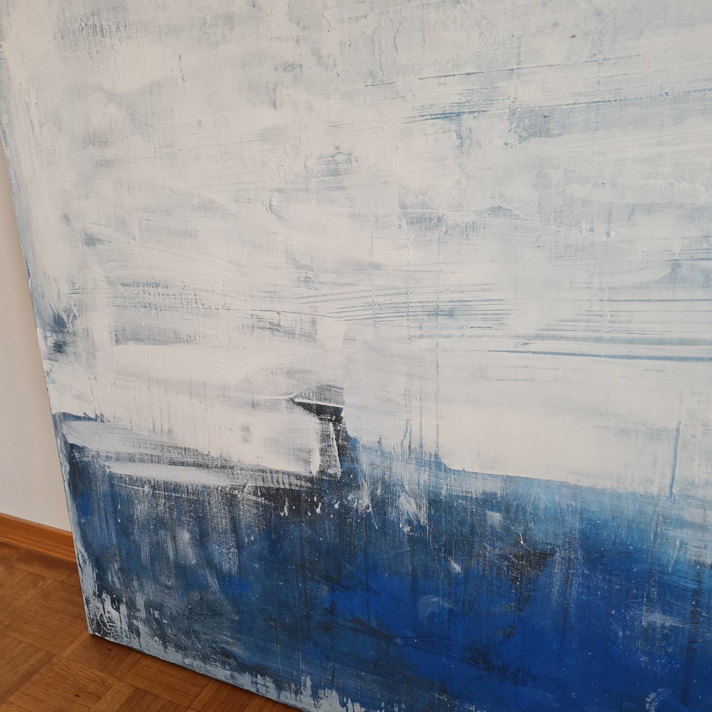 Eine abstrakte vorhandene Malerei in Blau Weiß - direkt versandfertig