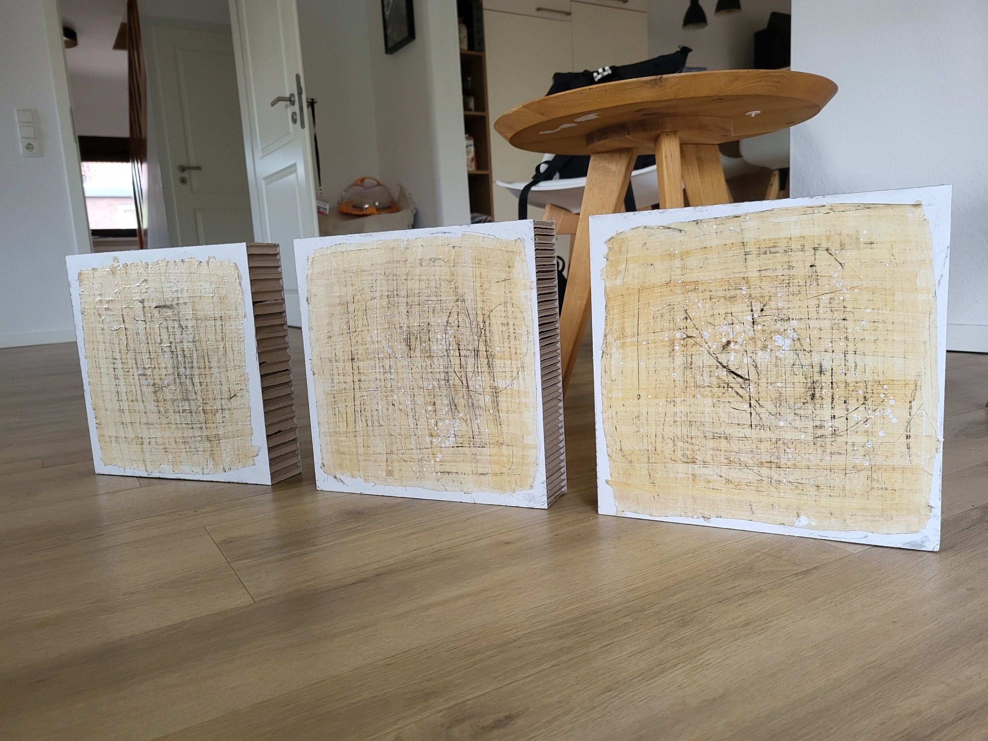 Personalisierte Auftragskunst und Gemälde: nachhaltige-symbiose-3-1-komposition-mit-papyrus-papier-4-x-pappwabenplatten-als-ensemble – Kategorie: Originalgemälde – Hersteller: