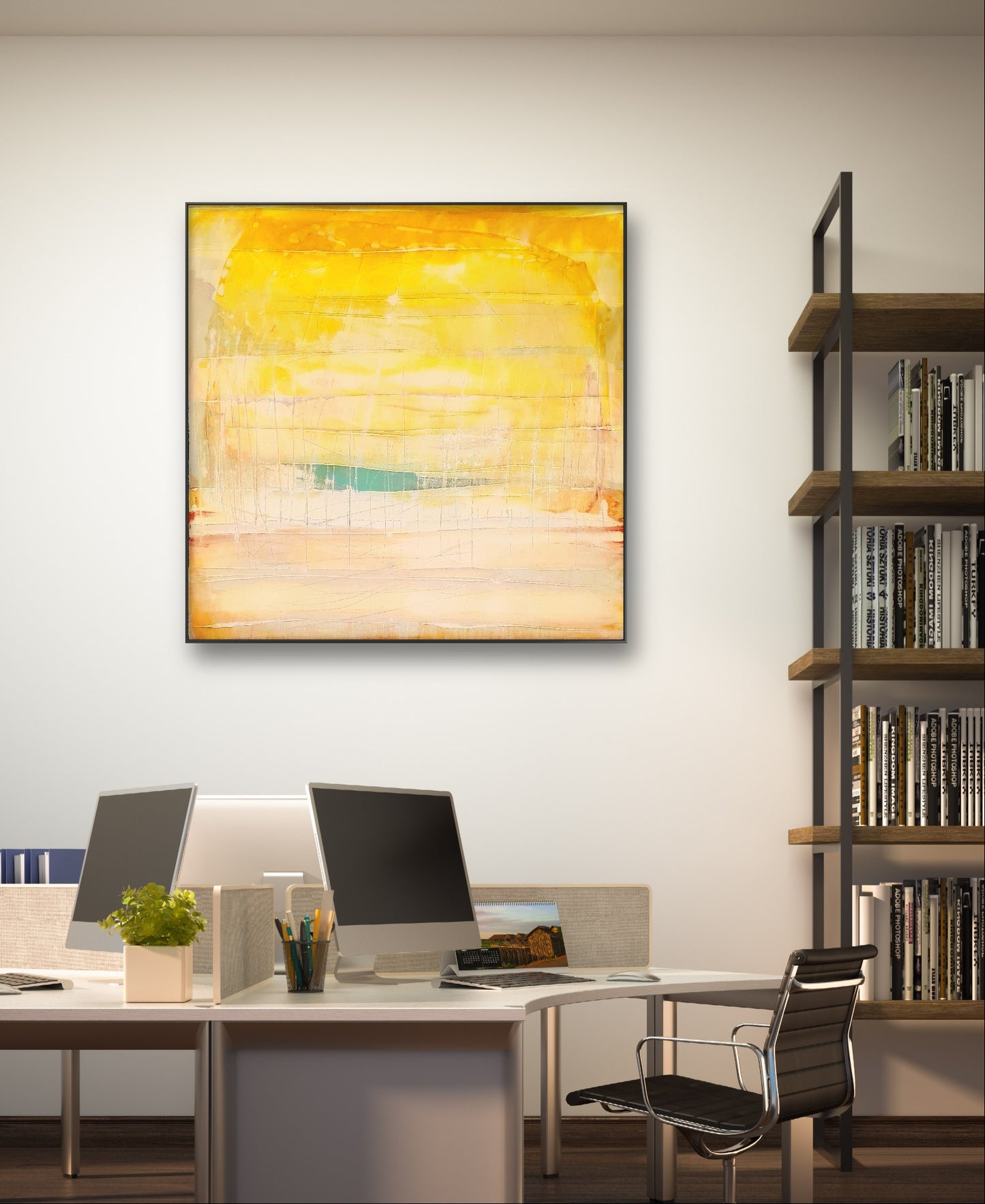 Ein modernes Büro verfügt über zwei Schreibtische mit Computern, einer Topfpflanze und Büromaterial. An der Wand hängt das Bilderset „Farbflächen“ der Künstlerin Conny Wachsmann mit abstrakten gelb-orangen Farbkompositionen. Rechts steht ein Bücherregal.