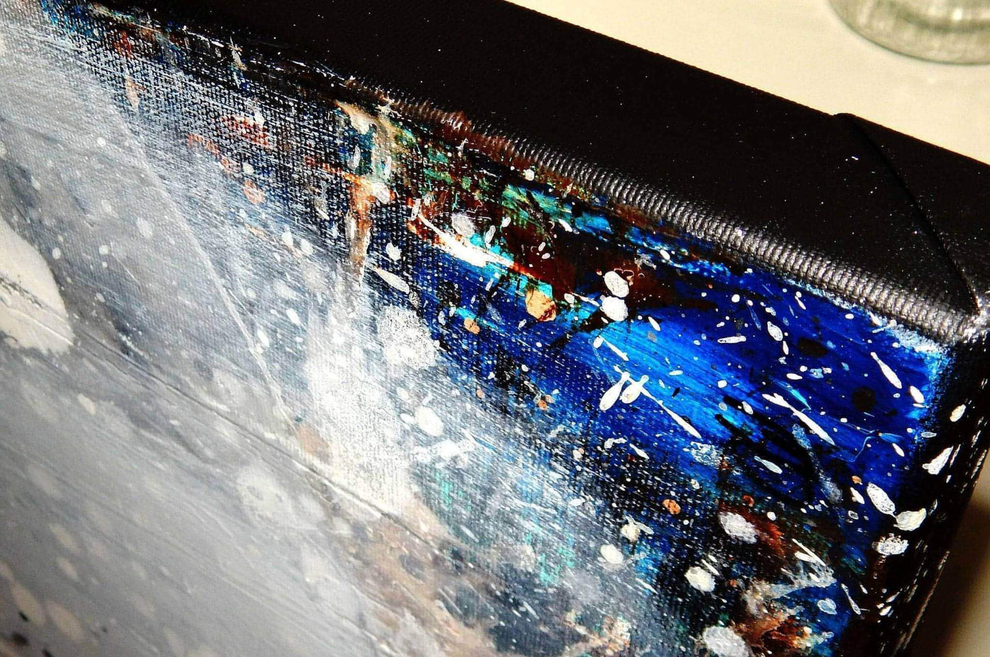 weisses bild - Dem Schneegestöber ganz nah - Ein Bergabenteuer in einem abstrakten Kunstwerk Abstrakte Bilder & moderne Auftragsmalerei, abstrakte große bilder online kaufen, Auftrags Malere