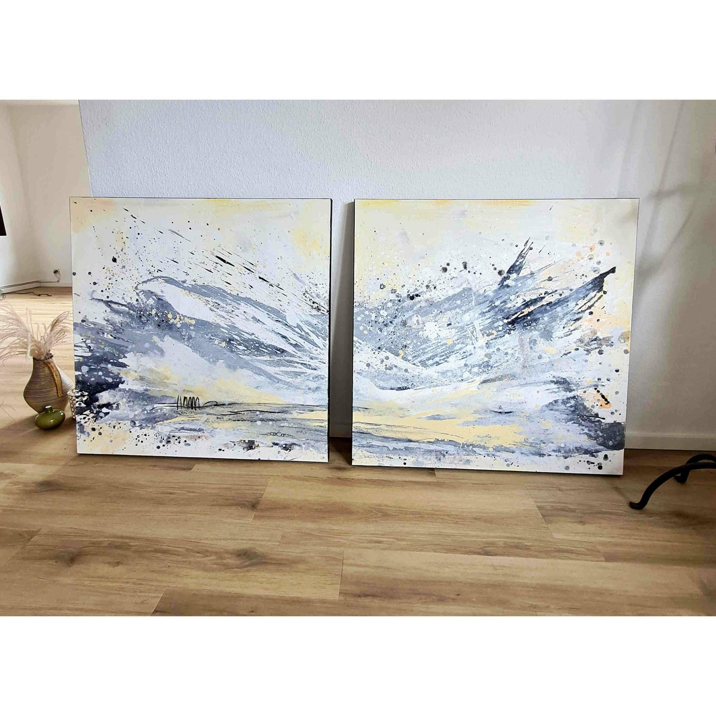 schwungvoller Blickfang in beige und weiß Abstrakte Bilder & moderne Auftragsmalerei, abstrakte große bilder online kaufen, Auftrags Malere