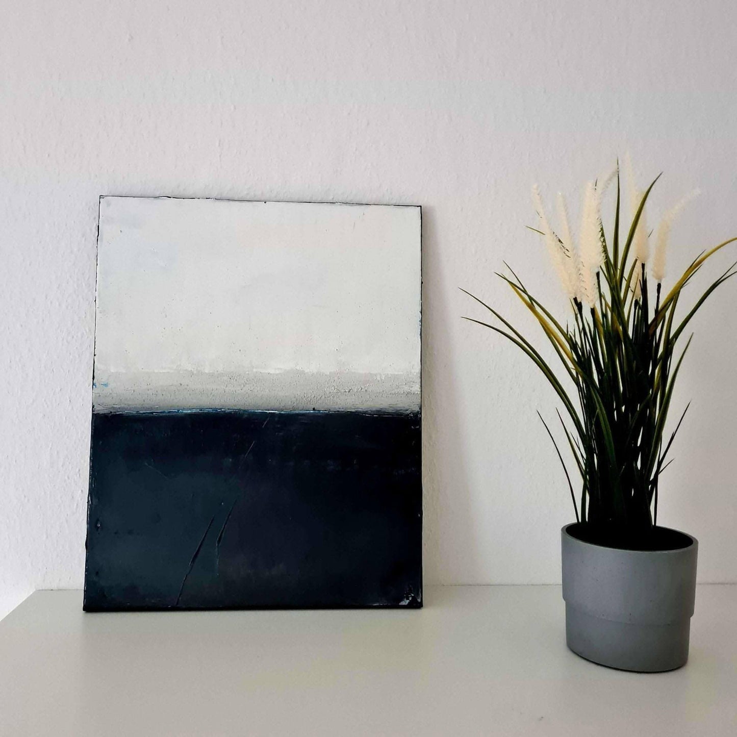Ruhige Landschaft in Schwarz-Weiß: Ein minimalistisches Gemälde mit morgendlichem Nebel Abstrakte Bilder & moderne Auftragsmalerei, abstrakte große bilder online kaufen, Auftrags Malere