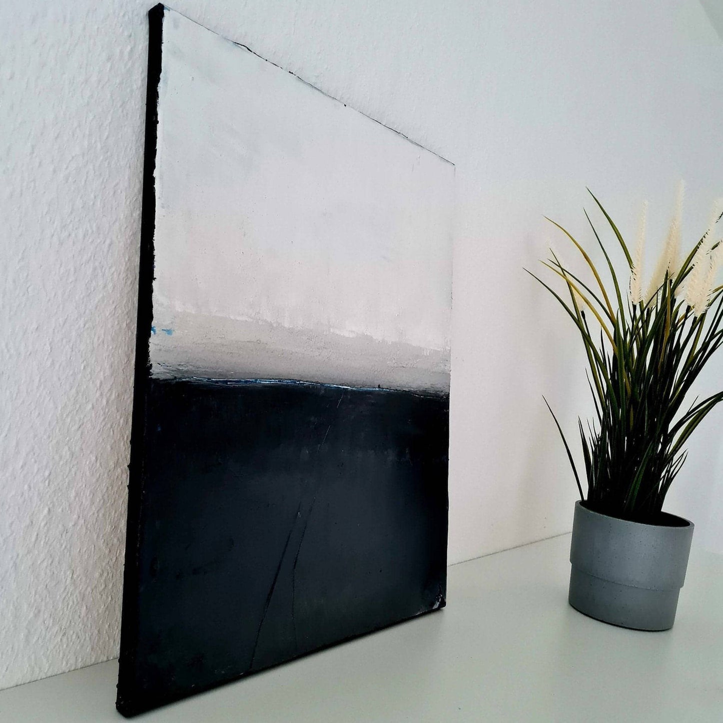 Ruhige Landschaft in Schwarz-Weiß: Ein minimalistisches Gemälde mit morgendlichem Nebel Abstrakte Bilder & moderne Auftragsmalerei, abstrakte große bilder online kaufen, Auftrags Malere