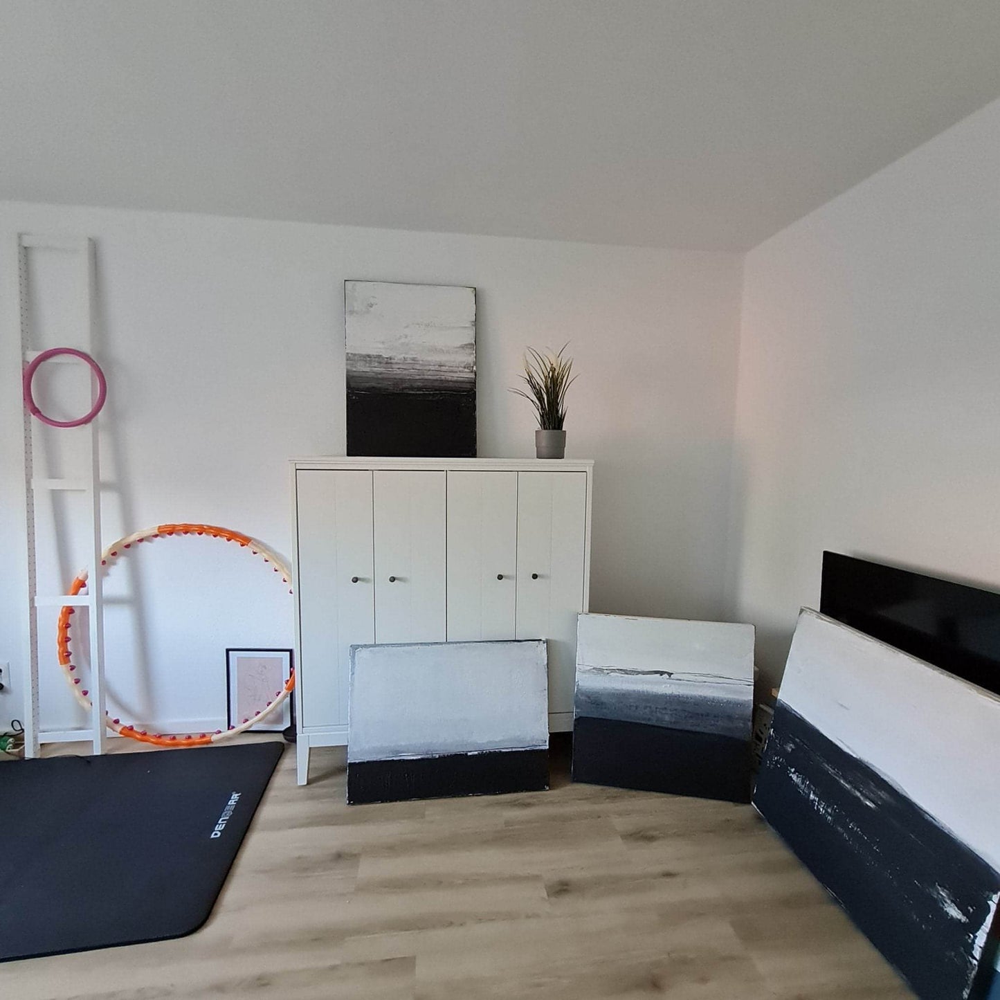 schwarzweißes Abstraktes Gemälde "Zwei Seiten (2)" aus regionalen Hölzern mit minimalistischem Design Abstrakte Bilder & moderne Auftragsmalerei, abstrakte große bilder online kaufen, Auftrags Malere