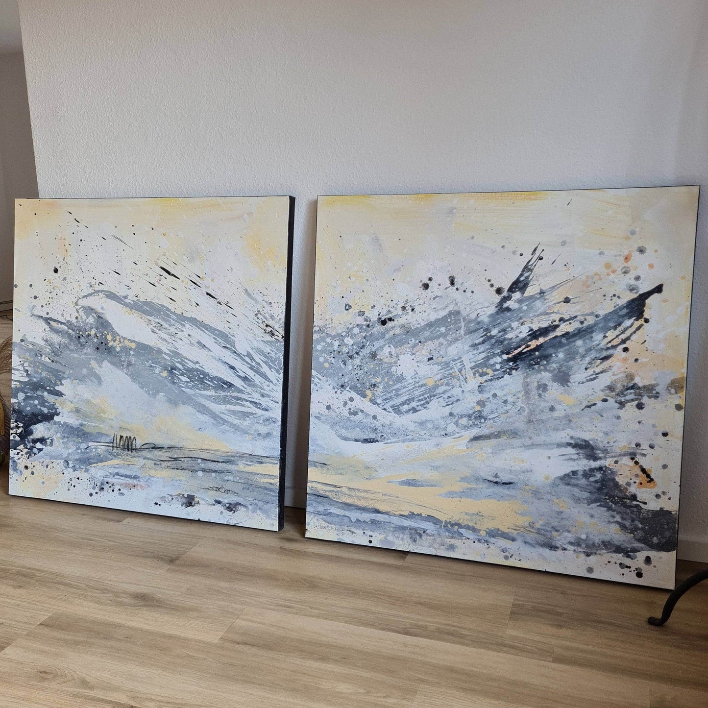 schwungvoller Blickfang in beige und weiß Abstrakte Bilder & moderne Auftragsmalerei, abstrakte große bilder online kaufen, Auftrags Malere