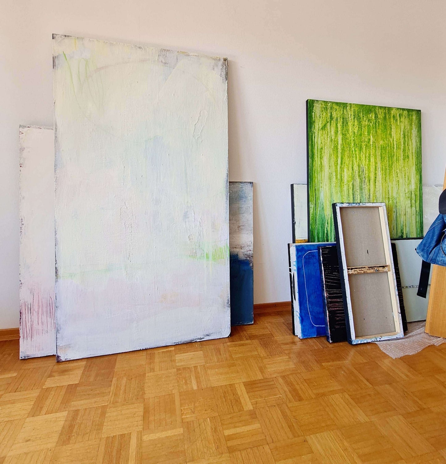 Maßgeschneidertes Kunstwerk: Großes, weißes Gemälde auf Leinwand nach Ihren Wünschen Abstrakte Bilder & moderne Auftragsmalerei, abstrakte große bilder online kaufen, Auftrags Malere