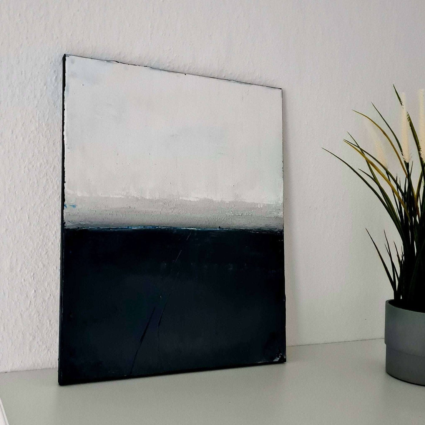 Ruhige Landschaft in Schwarz-Weiß: Ein minimalistisches Gemälde mit morgendlichem Nebel Abstrakte Bilder & moderne Auftragsmalerei, abstrakte große bilder online kaufen, Auftrags Malere