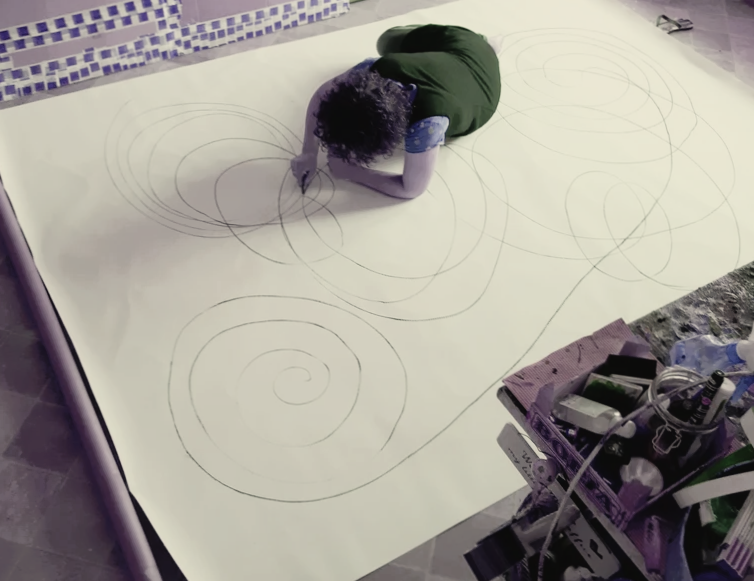 Auftragsbilder malen lassen – Künstlerin bei der Arbeit im Atelier