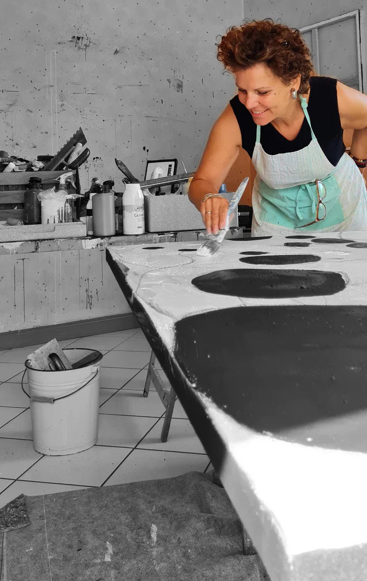 Künstlerin mal am großformatigen Bild