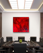 Ein moderner Konferenzraum mit einem dunklen ovalen Tisch, schwarzen Stühlen, einer kleinen Grünpflanze und "Butterfly" der Künstlerin Conny Wachsmann als plakatives Kunstwerk an der Wand unter hellem Licht - perfekt für maßgeschneiderte Kunstausstellungen.