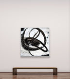 In einer minimalistischen Galerie hängt "Nightswimming" von Conny Wachsmann über einer schlichten Holzbank - ein quadratisches, abstraktes Schwarz-Weiß-Gemälde mit kühnen, wirbelnden Ringen und Spritzern auf einem strukturierten weißen Hintergrund.