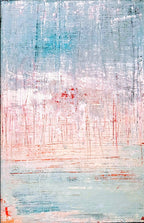 Vorschiedene Weiten" von Conny Wachsmann zeigt strukturierte Schichten aus Hellblau, Weiß und Pfirsich. Kratzspuren in Kratztechnik erzeugen dynamische Bewegung und Tiefe auf der zart pastellfarbenen Oberfläche. Zu sehen in der artvergnuegen galerie.