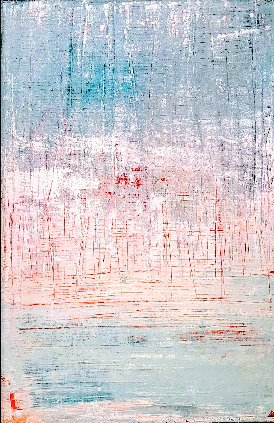 Vorschiedene Weiten" von Conny Wachsmann zeigt strukturierte Schichten aus Hellblau, Weiß und Pfirsich. Kratzspuren in Kratztechnik erzeugen dynamische Bewegung und Tiefe auf der zart pastellfarbenen Oberfläche. Zu sehen in der artvergnuegen galerie.