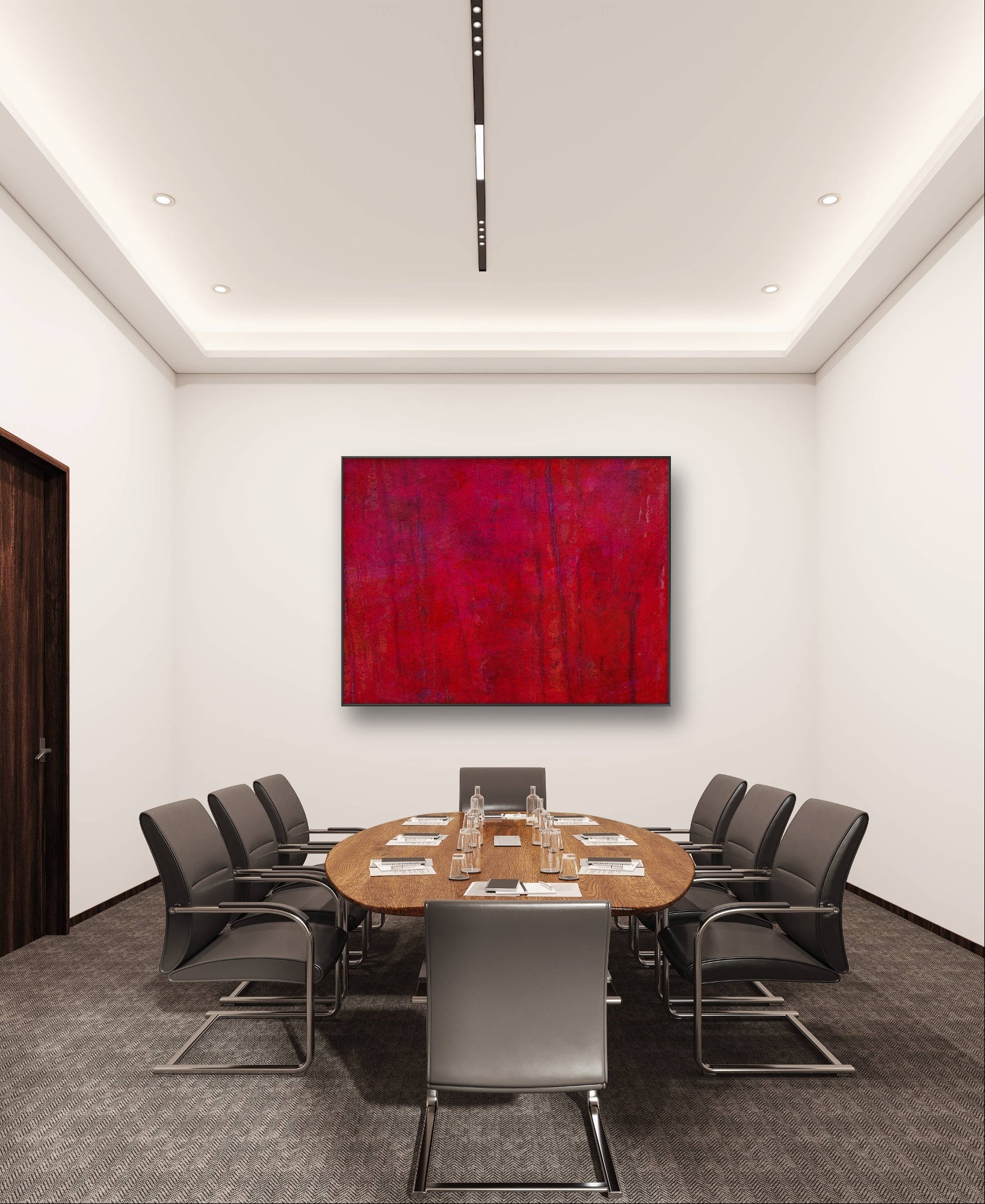 Ein moderner Konferenzraum mit einem runden Holztisch, acht grauen Stühlen, Wasserflaschen, Gläsern, Notizblöcken und Conny Wachsmanns Bilderset „Stärke“, einem abstrakten Kunstwerk in Rottönen auf einer weißen Wand für individuelle Gestaltung.