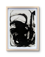 Zeichnungen & Reduktion IV von Conny Wachsmann, Künstlerin, ist eine gerahmte minimalistische Originalzeichnung mit kräftigen schwarzen Pinselstrichen und Kurven auf Weiß. Der helle Holzrahmen hebt die dynamische Komposition hervor und kontrastiert mit dem dunklen Kunstwerk.