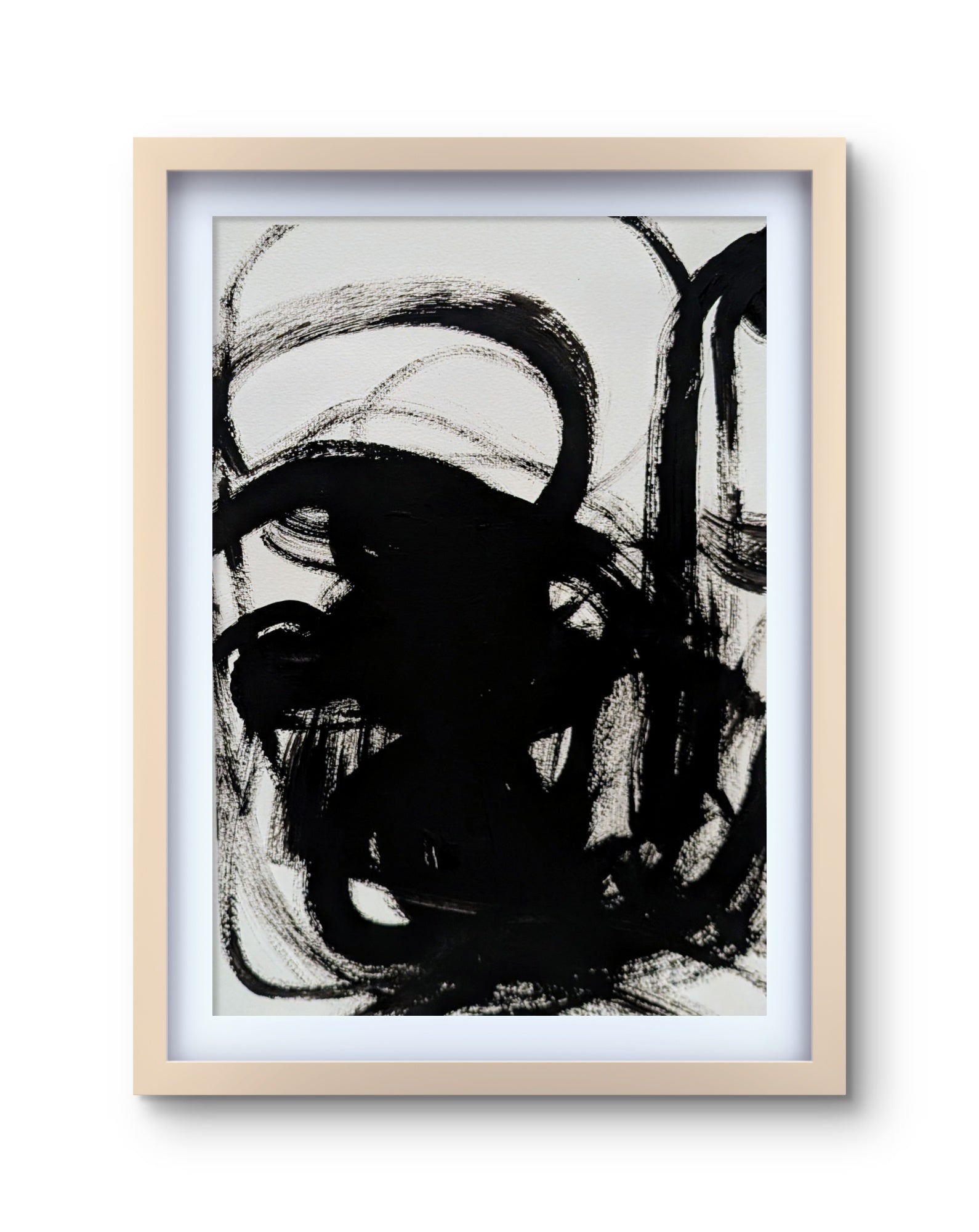 Zeichnungen & Reduktion IV von Conny Wachsmann, Künstlerin, ist eine gerahmte minimalistische Originalzeichnung mit kräftigen schwarzen Pinselstrichen und Kurven auf Weiß. Der helle Holzrahmen hebt die dynamische Komposition hervor und kontrastiert mit dem dunklen Kunstwerk.