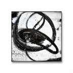 Abstrakte schwarze Pinselstriche bilden in "Nightswimming" von Conny Wachsmann geschlungene Kreise und Bögen auf Weiß. Künstlerisch gesprenkelte Texturen schaffen eine dynamische Schwarzweiß-Abstraktion und ein energetisch einzigartiges, individuelles Kunstwerk.