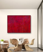 Ein moderner Büroraum ist mit geschwungenen Holzstühlen um kleine runde Tische herum ausgestattet, auf einem Tisch steht ein Laptop und das Bilderset „Stärke“ der Künstlerin Conny Wachsmann ziert mit kräftigen Rottönen die weiße Wand für eine individuelle Gestaltung.