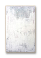 Stiller Spaziergang" von Conny Wachsmann, Künstlerin, ist ein abstraktes Gemälde in Weiß und Hellgrau, das sich durch weiche Pinselstriche und schwache Kreisformen auszeichnet. Dieses Yoga-Gemälde strahlt Ruhe und Entspannung aus, präsentiert in einem schlichten Holzrahmen.