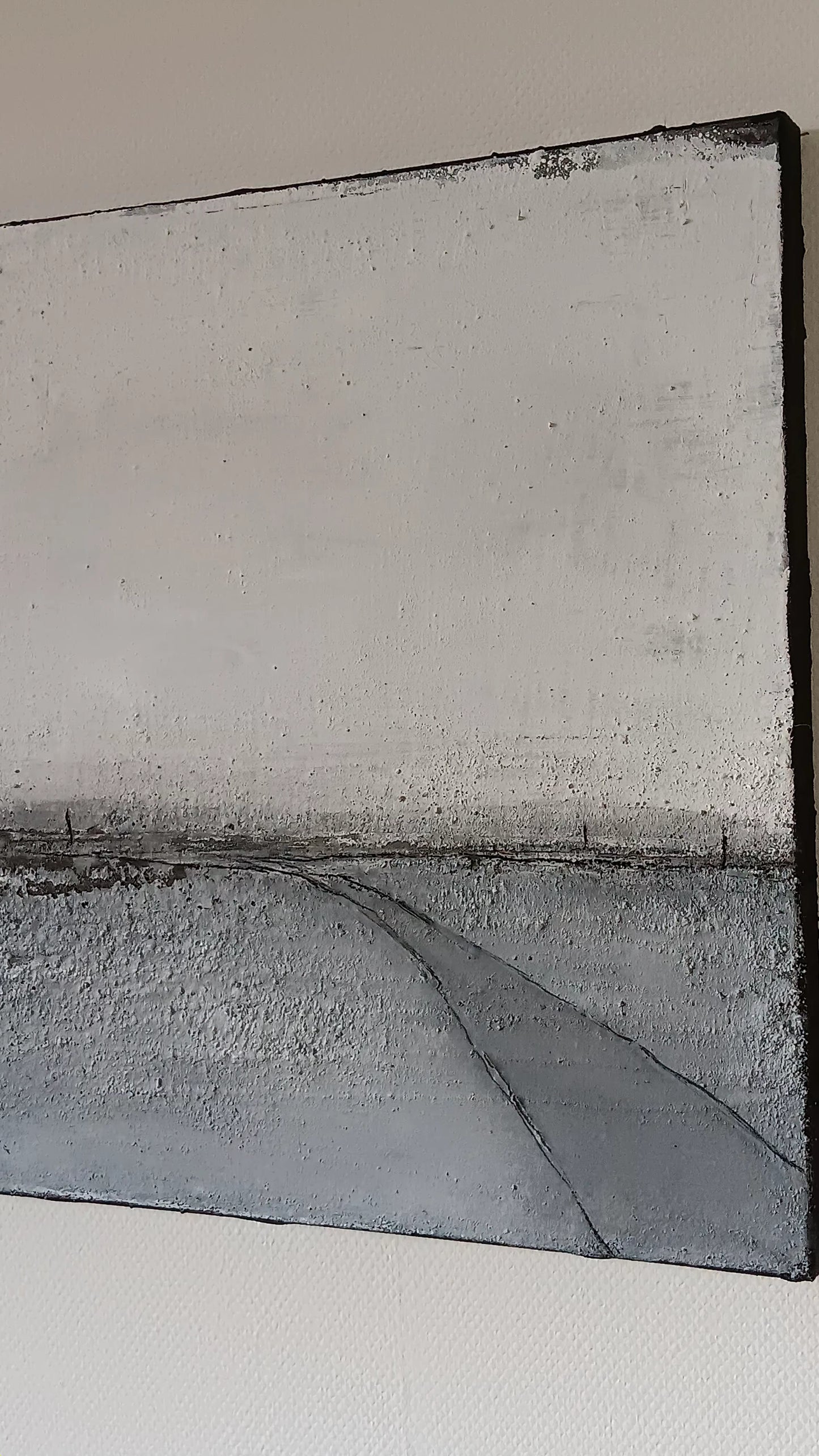 Abstraktes graue Gemälde in Betongrau mit Struktur und schwarzem Rand