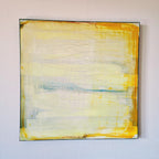 Küstenzauber II von Conny Wachsmann, Künstlerin, zeichnet sich durch einen gelben Rand und sanfte Farbtöne in Hellgelb, Weiß und Hellblau aus. Sich kreuzende dünne weiße Linien verleihen dieser abstrakten Landschaft Struktur und Tiefe und erzeugen einen leuchtenden Küstencharme.