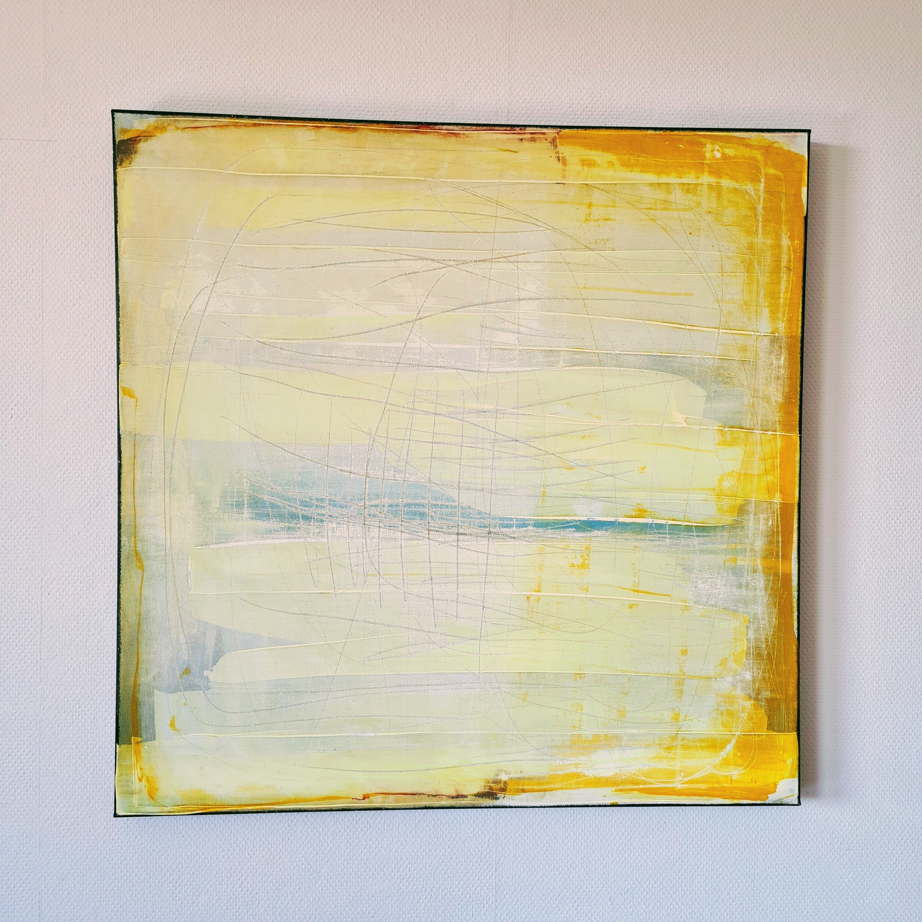 Küstenzauber II von Conny Wachsmann, Künstlerin, zeichnet sich durch einen gelben Rand und sanfte Farbtöne in Hellgelb, Weiß und Hellblau aus. Sich kreuzende dünne weiße Linien verleihen dieser abstrakten Landschaft Struktur und Tiefe und erzeugen einen leuchtenden Küstencharme.