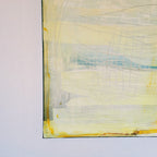 Nahaufnahme der Ecke von „Küstenzauber II“ von Conny Wachsmann, Künstlerin: abstraktes Landschaftskunstwerk mit gelben, grünen und blauen Linien und Formen auf Leinwand, vor einer strukturierten weißen Wand.