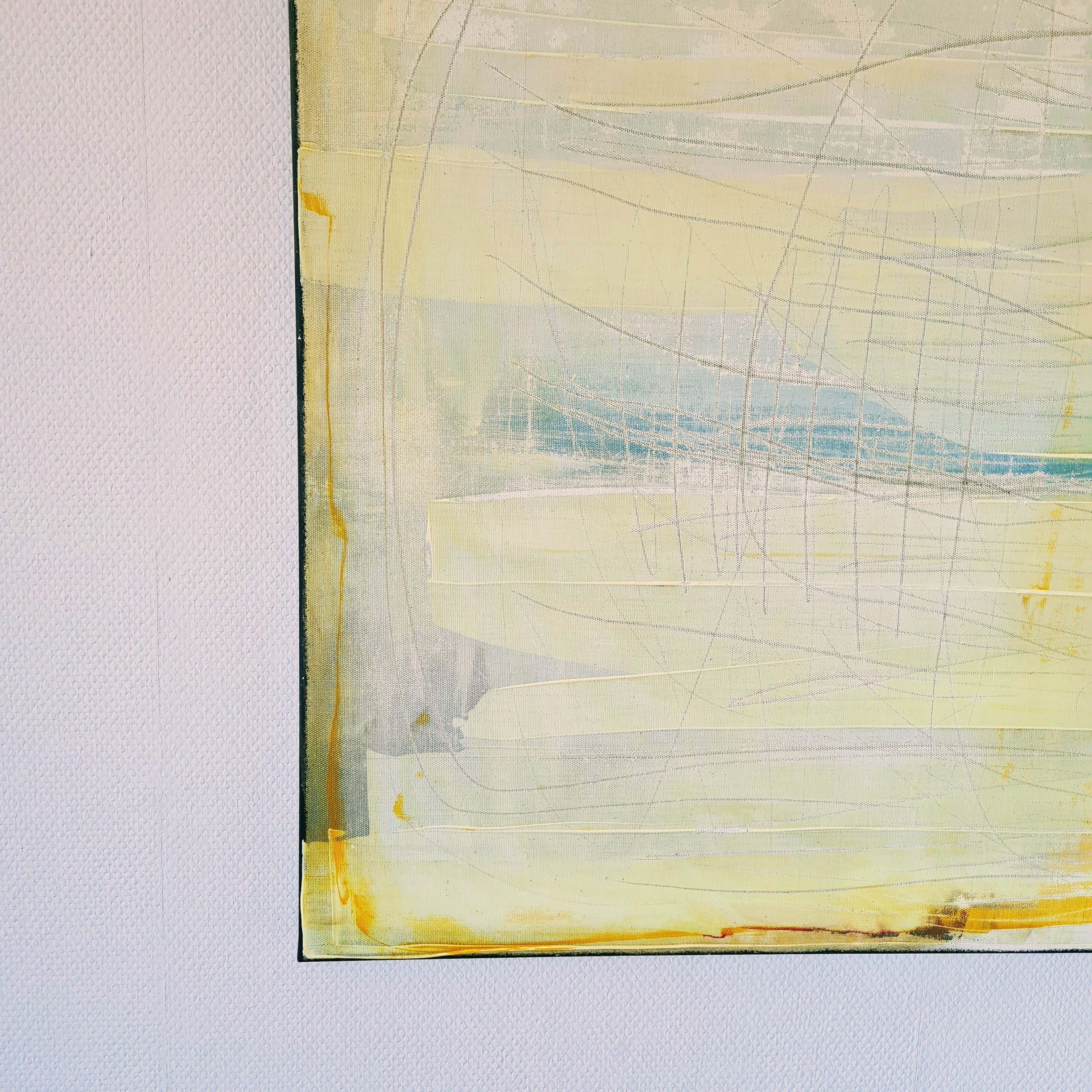 Nahaufnahme der Ecke von „Küstenzauber II“ von Conny Wachsmann, Künstlerin: abstraktes Landschaftskunstwerk mit gelben, grünen und blauen Linien und Formen auf Leinwand, vor einer strukturierten weißen Wand.