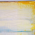 Küstenzauber II von Conny Wachsmann, Künstlerin, zeigt einen abstrakten gelb-weißen Hintergrund mit strukturierten Linien. Blaue und orangefarbene Highlights erzeugen einen weichen, vielschichtigen Look, der an eine abstrakte Landschaft erinnert.