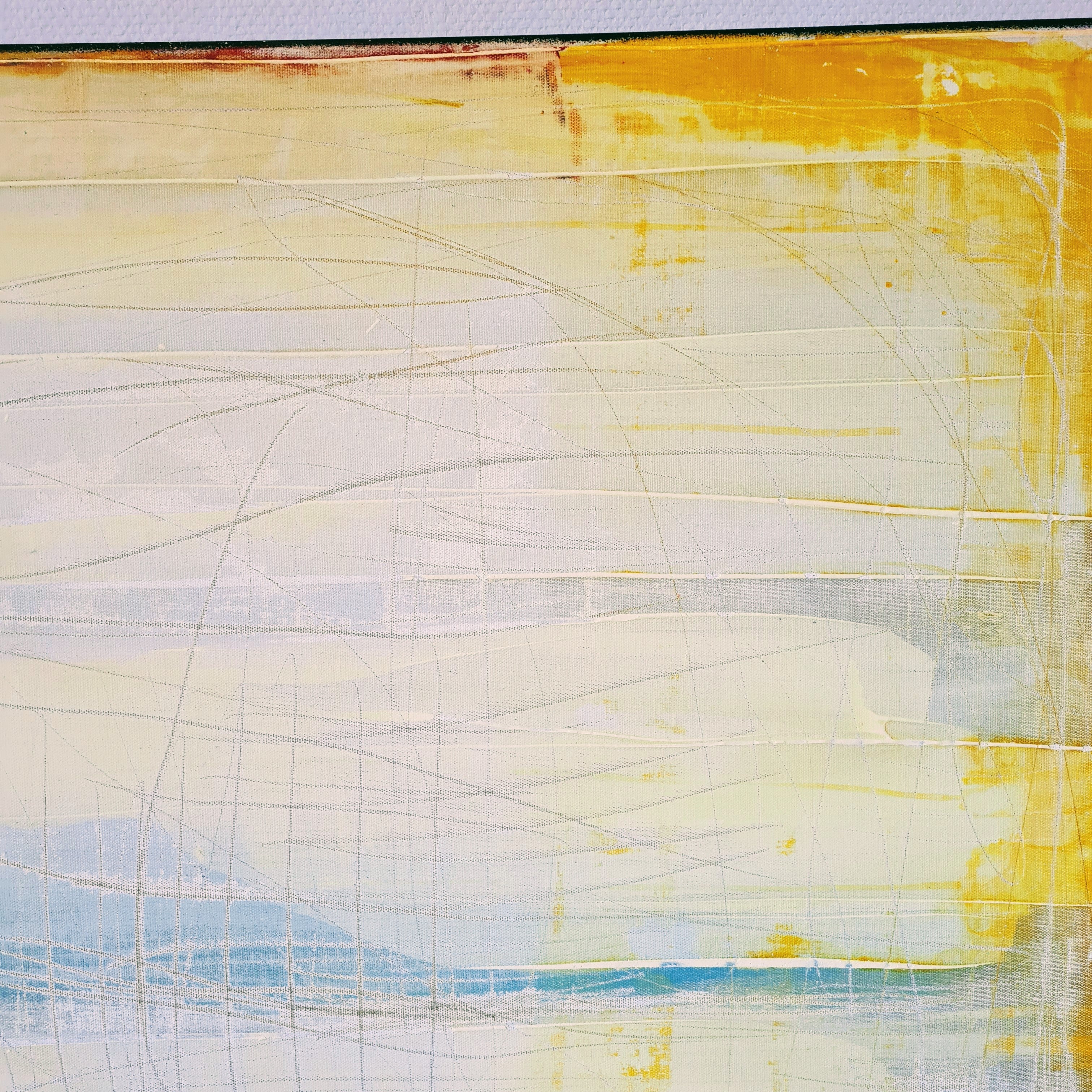 Küstenzauber II von Conny Wachsmann, Künstlerin, zeigt einen abstrakten gelb-weißen Hintergrund mit strukturierten Linien. Blaue und orangefarbene Highlights erzeugen einen weichen, vielschichtigen Look, der an eine abstrakte Landschaft erinnert.