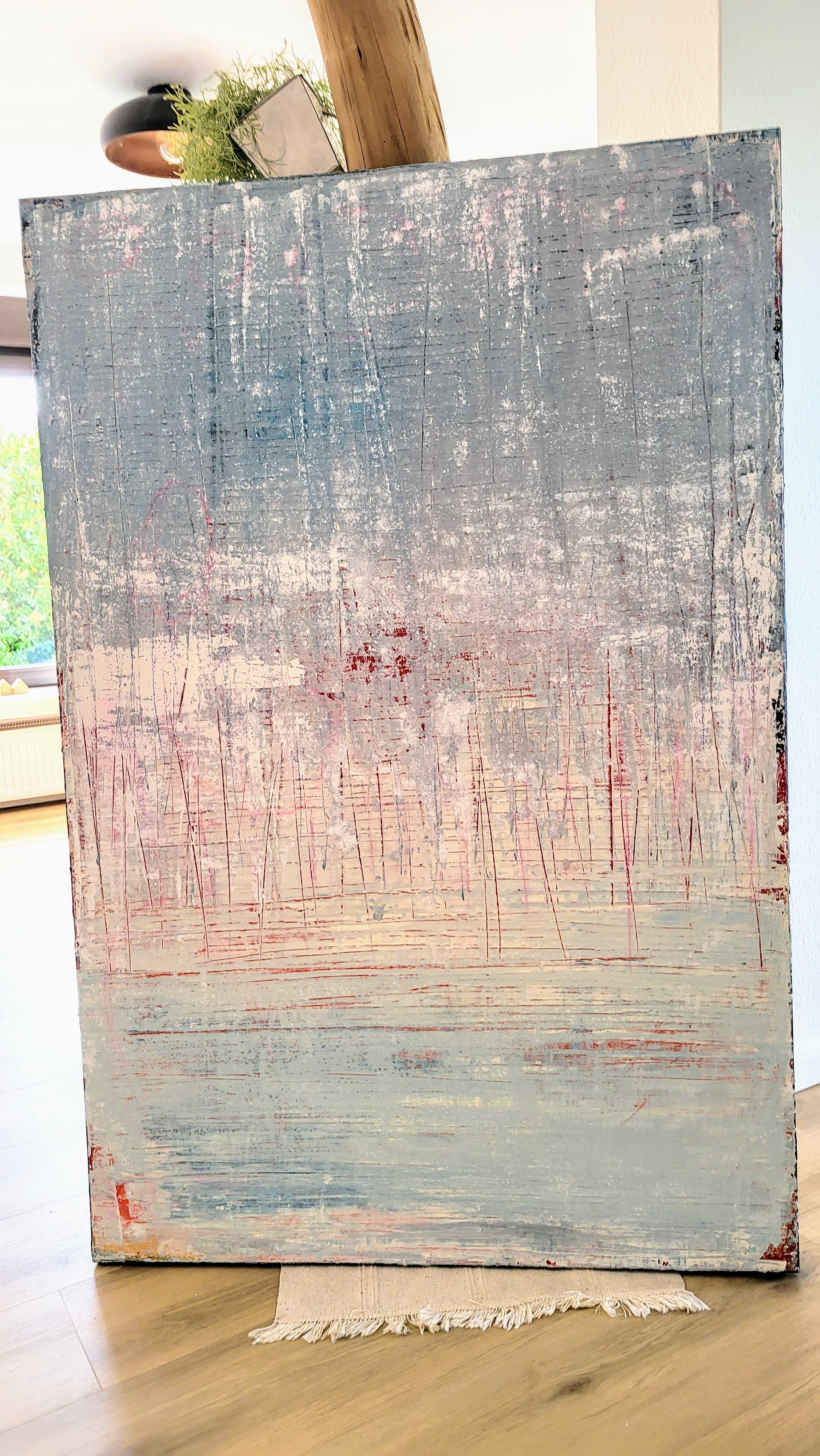 Vorschiedene Weiten" von Conny Wachsmann ist ein graues und rotes Kratztechnik-Gemälde, perfekt für einen modernen Touch. Entdecken Sie dieses einzigartige Kunstwerk in der artvergnuegen galerie.