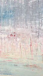 Vorschiedene Weiten von Conny Wachsmann zeigt sanfte Blau-, Grau-, Creme- und Rosatöne mit Kratztechnik-Linien für ein strukturiertes, verträumtes Abstraktes - eine ätherische Ergänzung für jede artvergnuegen-Galerie.