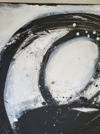 Nightswimming von Conny Wachsmann, Artist zeigt kühne, geschwungene Pinselstriche und verstreute Farbspritzer in einem dynamischen kreisförmigen Design vor einem hellen Hintergrund.