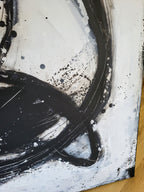 Nightswimming von Conny Wachsmann, Künstlerin, zeigt kühne schwarze Kurven und Spritzer auf einem weißen und grauen Hintergrund. Dynamische Energie fließt durch sichtbare Streifen und Punkte und macht dieses abstrakte Kunstwerk einzigartig ausdrucksstark.