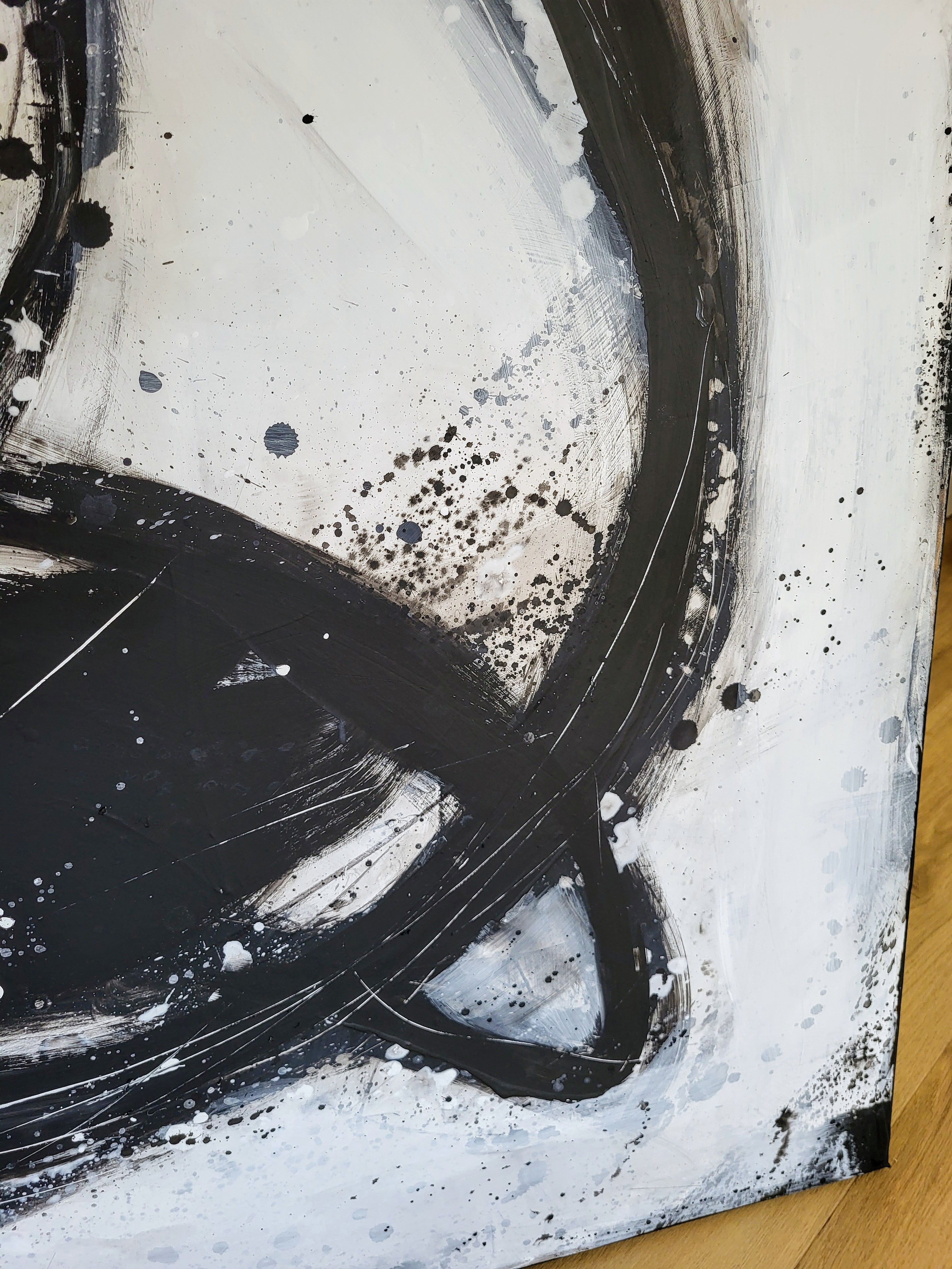 Nightswimming von Conny Wachsmann, Künstlerin, zeigt kühne schwarze Kurven und Spritzer auf einem weißen und grauen Hintergrund. Dynamische Energie fließt durch sichtbare Streifen und Punkte und macht dieses abstrakte Kunstwerk einzigartig ausdrucksstark.