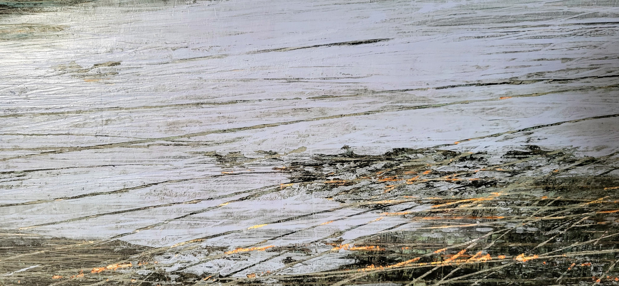 Abstraktes Gemälde – Verschiedene Welten – Zeitgenössische Kunst in Wohnraumansicht