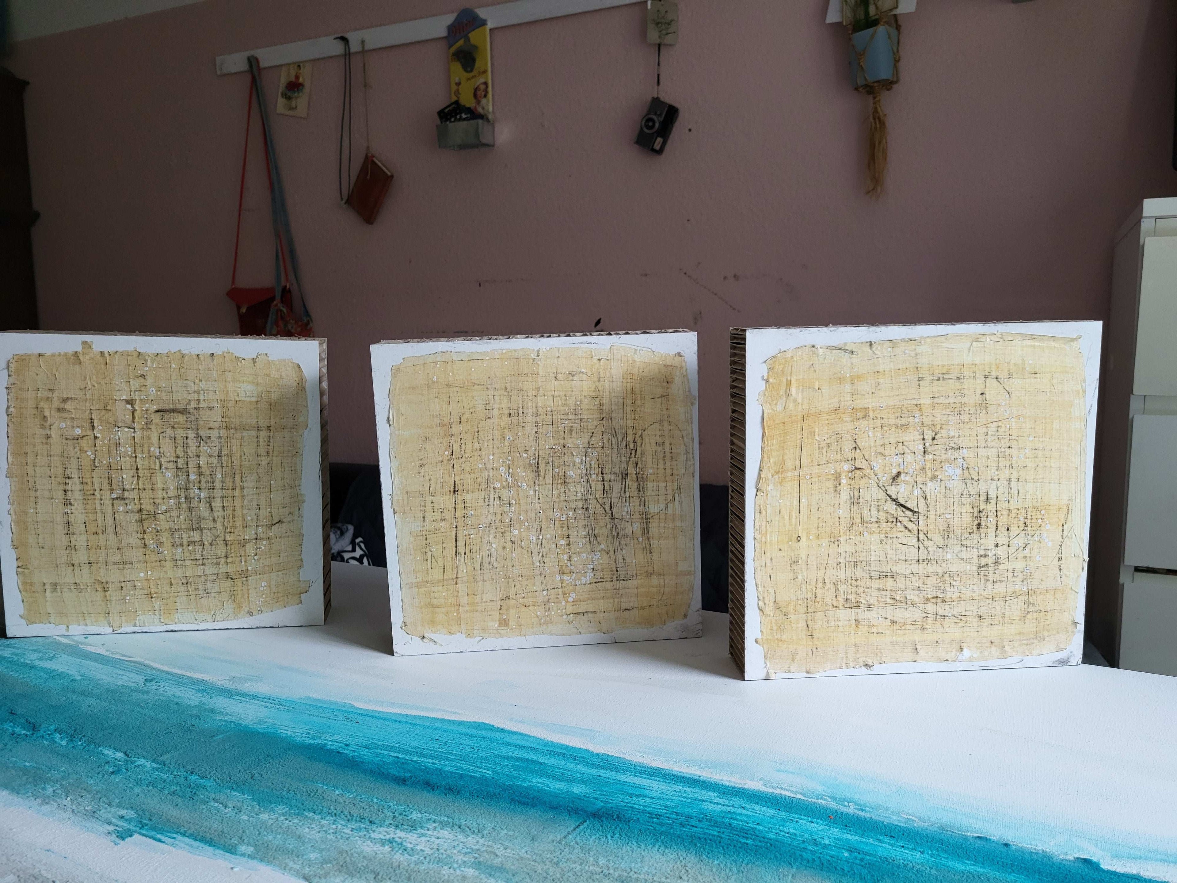 Personalisierte Auftragskunst und Gemälde: nachhaltige-symbiose-3-1-komposition-mit-papyrus-papier-4-x-pappwabenplatten-als-ensemble – Kategorie: Originalgemälde – Hersteller: