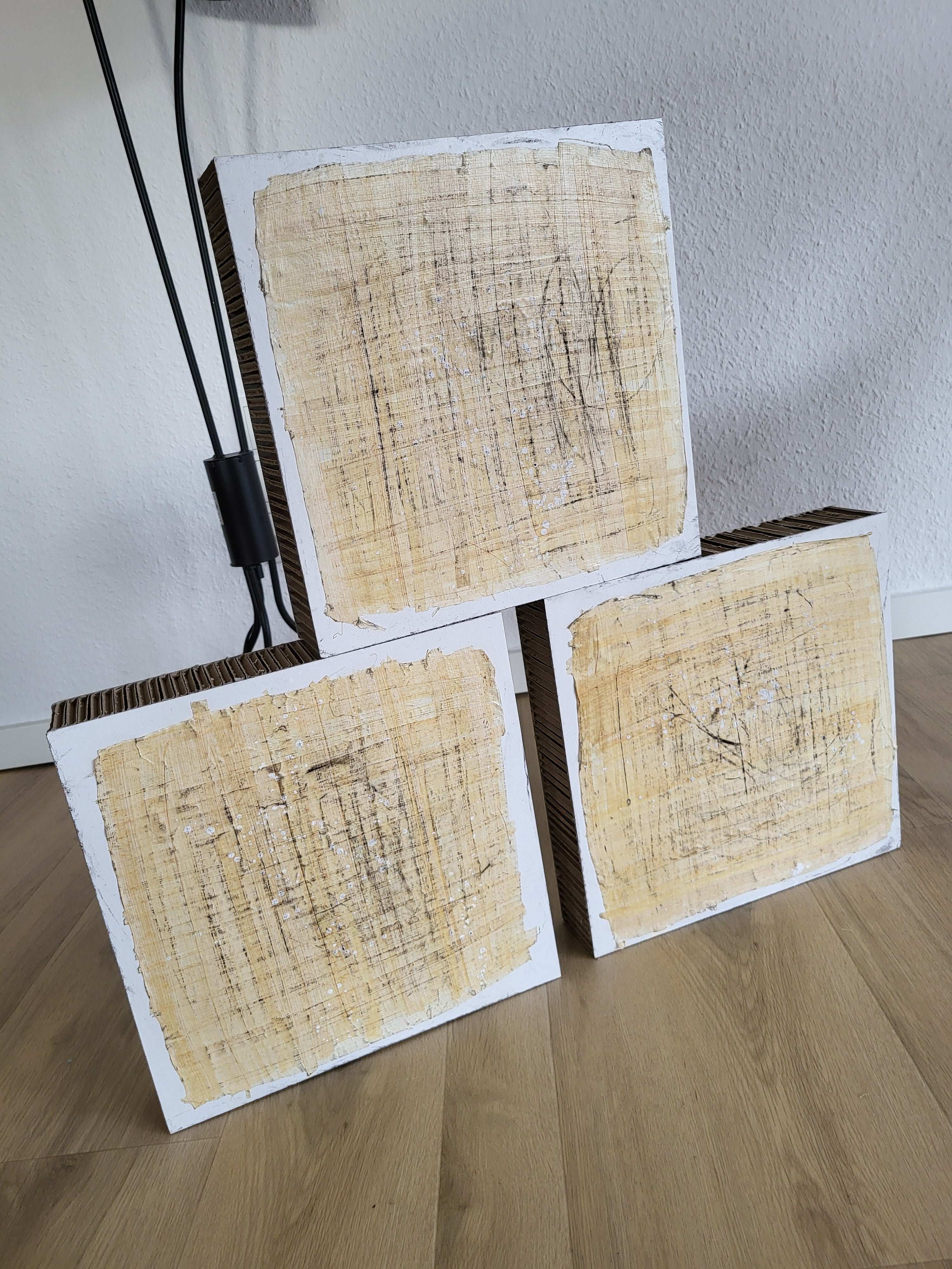 Personalisierte Auftragskunst und Gemälde: nachhaltige-symbiose-3-1-komposition-mit-papyrus-papier-4-x-pappwabenplatten-als-ensemble – Kategorie: Originalgemälde – Hersteller: