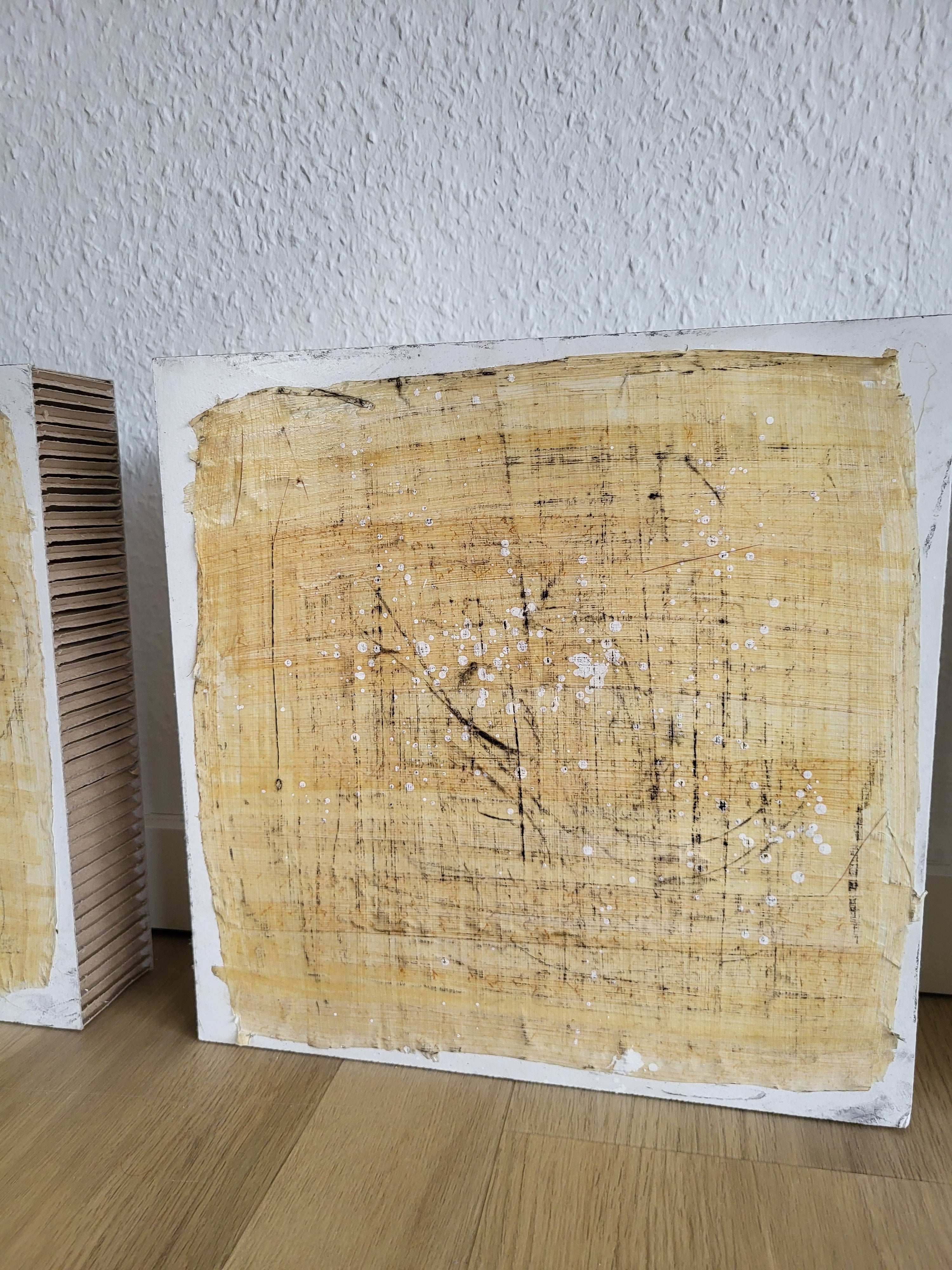 Personalisierte Auftragskunst und Gemälde: nachhaltige-symbiose-3-1-komposition-mit-papyrus-papier-4-x-pappwabenplatten-als-ensemble – Kategorie: Originalgemälde – Hersteller: