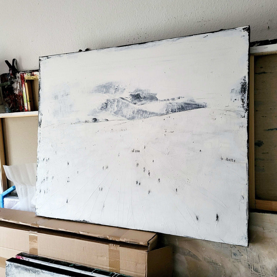 Abstraktes weißes Gemälde – Horizont der Verbundenheit – Zeitgenössische Kunst in Wohnraumansicht