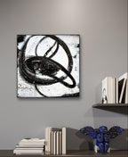 Eine moderne Einrichtung zeigt "Nightswimming" von Conny Wachsmann, Künstlerin - ein abstraktes Schwarz-Weiß-Gemälde mit wirbelnden Linien auf einer grauen Wand, zusammen mit Bücherregalen und einer blauen geflügelten Figur auf dem unteren Regal.