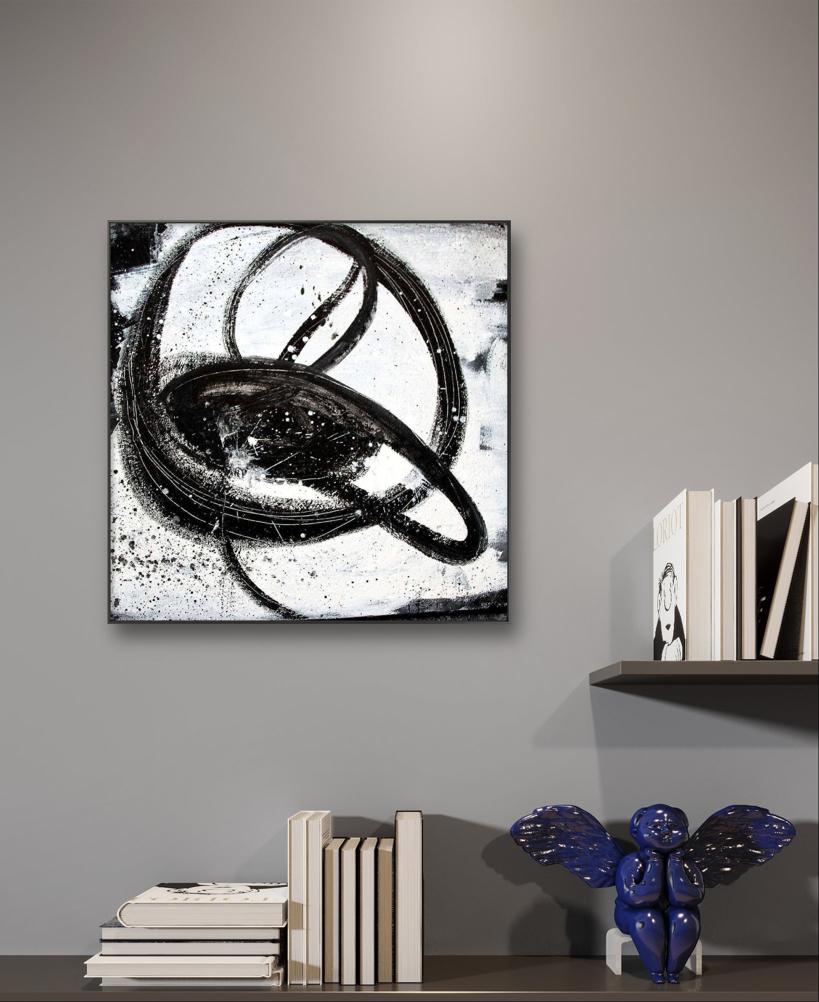 Eine moderne Einrichtung zeigt "Nightswimming" von Conny Wachsmann, Künstlerin - ein abstraktes Schwarz-Weiß-Gemälde mit wirbelnden Linien auf einer grauen Wand, zusammen mit Bücherregalen und einer blauen geflügelten Figur auf dem unteren Regal.