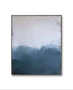 Ein Ausweg" von Conny Wachsmann, Künstlerin: Minimalistisches Gemälde mit sichtbarem Pinselstrich-Verlauf von Weiß zu Paynesgrau-Blau auf quadratischer Leinwand im schmalen schwarzen Rahmen.