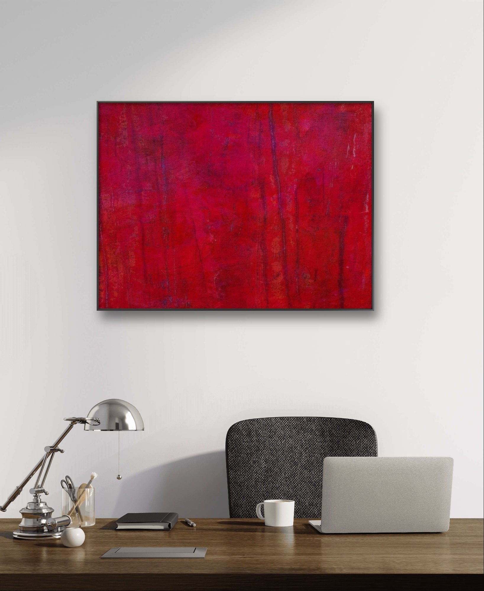 Ein moderner Bürotisch mit Laptop, Lampe, Tasse und Notizblock steht unter dem lebendigen Bilderset „Stärke“ von Conny Wachsmann und verleiht einer weißen Wand kräftige Rottöne und einen einzigartigen Stil – ideal für kuratierte Kunstarrangements.