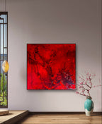 Ein modernes Zimmer mit Holzböden, natürlichem Licht durch ein hohes Fenster und einer blauen Keramikvase mit Zweigen. "Butterfly" von Conny Wachsmann, Künstlerin, hängt an der Wand und verleiht dem stilvollen Ambiente eine künstlerische Note.